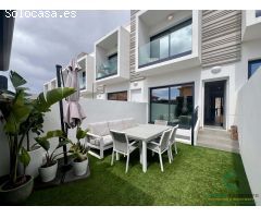 Chalet pareado en venta en El Médano, cerca de la playa con jacuzzi y piscina.