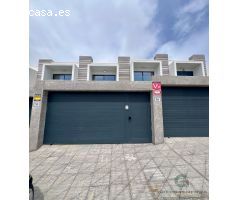 Chalet pareado en venta en El Médano, cerca de la playa con jacuzzi y piscina.