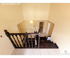 Oportunidad única: Chalet para reformar con terraza y garaje