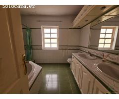 Oportunidad única: Chalet para reformar con terraza y garaje