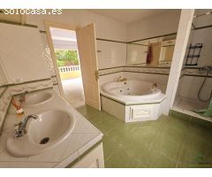 Oportunidad única: Chalet para reformar con terraza y garaje