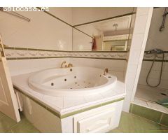 Oportunidad única: Chalet para reformar con terraza y garaje