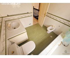 Oportunidad única: Chalet para reformar con terraza y garaje