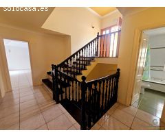 Oportunidad única: Chalet para reformar con terraza y garaje