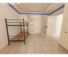 Oportunidad única: Chalet para reformar con terraza y garaje