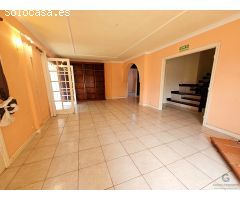 Oportunidad única: Chalet para reformar con terraza y garaje