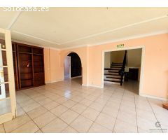 Oportunidad única: Chalet para reformar con terraza y garaje