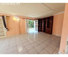 Oportunidad única: Chalet para reformar con terraza y garaje