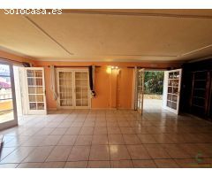 Oportunidad única: Chalet para reformar con terraza y garaje