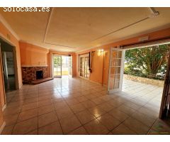 Oportunidad única: Chalet para reformar con terraza y garaje