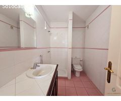 Oportunidad única: Chalet para reformar con terraza y garaje