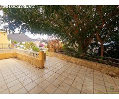 Oportunidad única: Chalet para reformar con terraza y garaje