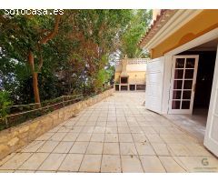 Oportunidad única: Chalet para reformar con terraza y garaje