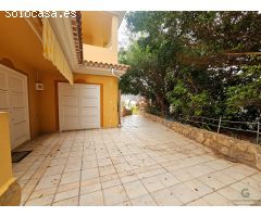 Oportunidad única: Chalet para reformar con terraza y garaje