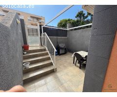 Casa adosada en venta en Llano del Camello, Tenerife sur, con terraza, garaje y vistas al mar.