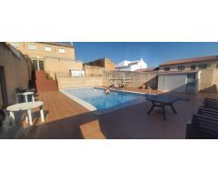 ALQUILER DE UNIFAMILIAR CON PISCINA COMUNITARIA.
