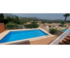 Villa 4 dormitorios dobles, sótano, piscina y muy cerca de todos los servicios en Calpe (Costa Blanc