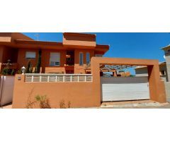 Villa 4 dormitorios dobles, sótano, piscina y muy cerca de todos los servicios en Calpe (Costa Blanc