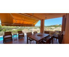 Villa 4 dormitorios dobles, sótano, piscina y muy cerca de todos los servicios en Calpe (Costa Blanc