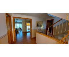 Villa 4 dormitorios dobles, sótano, piscina y muy cerca de todos los servicios en Calpe (Costa Blanc