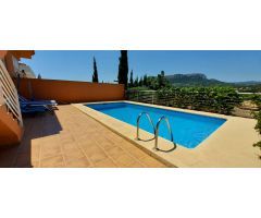 Villa 4 dormitorios dobles, sótano, piscina y muy cerca de todos los servicios en Calpe (Costa Blanc