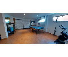 Villa 4 dormitorios dobles, sótano, piscina y muy cerca de todos los servicios en Calpe (Costa Blanc