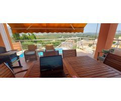 Villa 4 dormitorios dobles, sótano, piscina y muy cerca de todos los servicios en Calpe (Costa Blanc