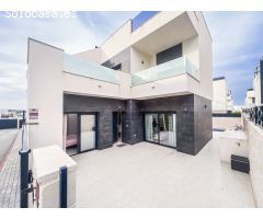 Villa independiente de 3 dormitorios, 2 baños, 1 aseo, piscina en Benijofar (Alicante)