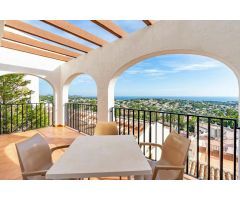 Bungalow duplex 2 dormitorios con solarium, garaje, piscinas y vistas mar en Calpe (Costa Blanca)