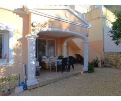 Adosado con piscina comunitaria, garaje y jardín en Calpe (Costa Blanca)