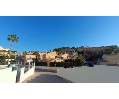 Adosado con piscina comunitaria, garaje y jardín en Calpe (Costa Blanca)