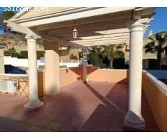 Adosado con piscina comunitaria, garaje y jardín en Calpe (Costa Blanca)