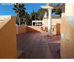Adosado con piscina comunitaria, garaje y jardín en Calpe (Costa Blanca)