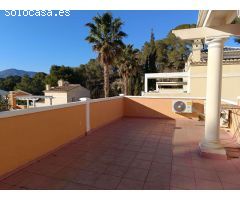 Adosado con piscina comunitaria, garaje y jardín en Calpe (Costa Blanca)