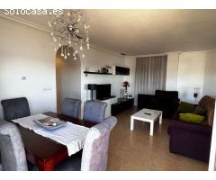 Apartamento en primera línea de mar con vistas despejadas al puerto deportivo en Torrevieja.