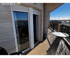 Apartamento en primera línea de mar con vistas despejadas al puerto deportivo en Torrevieja.