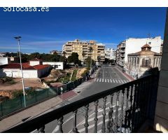 Apartamento en primera línea de mar con vistas despejadas al puerto deportivo en Torrevieja.