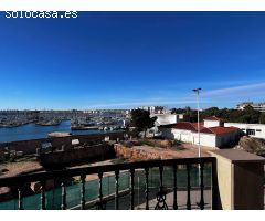 Apartamento en primera línea de mar con vistas despejadas al puerto deportivo en Torrevieja.