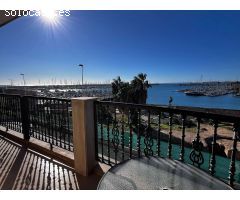 Apartamento en primera línea de mar con vistas despejadas al puerto deportivo en Torrevieja.