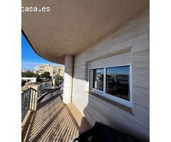 Apartamento en primera línea de mar con vistas despejadas al puerto deportivo en Torrevieja.
