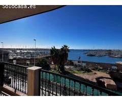 Apartamento en primera línea de mar con vistas despejadas al puerto deportivo en Torrevieja.