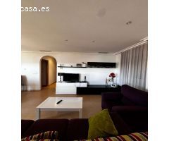 Apartamento en primera línea de mar con vistas despejadas al puerto deportivo en Torrevieja.