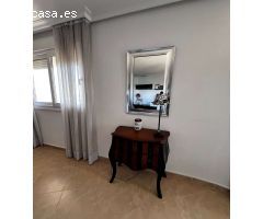 Apartamento en primera línea de mar con vistas despejadas al puerto deportivo en Torrevieja.