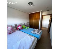 Apartamento en primera línea de mar con vistas despejadas al puerto deportivo en Torrevieja.