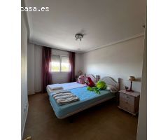 Apartamento en primera línea de mar con vistas despejadas al puerto deportivo en Torrevieja.