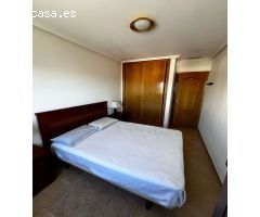 Apartamento en primera línea de mar con vistas despejadas al puerto deportivo en Torrevieja.
