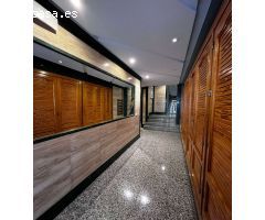 Apartamento en primera línea de mar con vistas despejadas al puerto deportivo en Torrevieja.