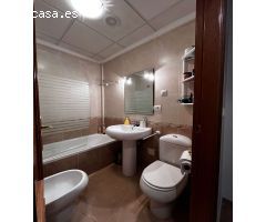Apartamento en primera línea de mar con vistas despejadas al puerto deportivo en Torrevieja.