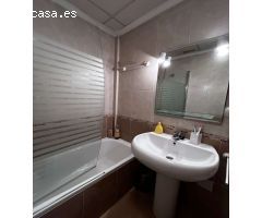 Apartamento en primera línea de mar con vistas despejadas al puerto deportivo en Torrevieja.