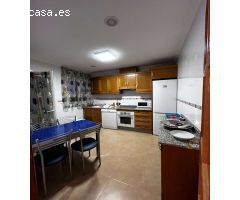 Apartamento en primera línea de mar con vistas despejadas al puerto deportivo en Torrevieja.
